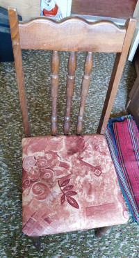 Продавам дървени трапезни столове в гр.Казанлък