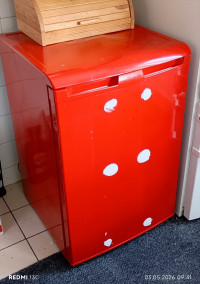 Червен хладилник BEKO 85 см. в гр.Казанлък