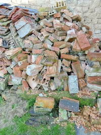 ПОДАРЯВАМ ТУХЛИ ЕДЕНИЧКИ в гр.Крън