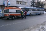 Детето пострадало на автобусната спирка е със сериозни травми на двата крака / Новини от Казанлък