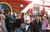 Служителите в Театър „Любомир Кабакчиев” излязоха на протест / Новини от Казанлък