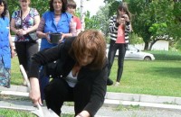 Общинари и кандидат царици засадиха дървета в квартал Васил Левски / Новини от Казанлък