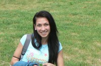 Четирилистните детелини привличат като магнит една от кандидатките за “Царица Роза“ / Новини от Казанлък