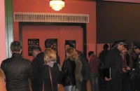 Жива верига и песни спряха за пореден път Рамналиева по пътя и до Театъра / Новини от Казанлък