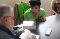 Кандидатките за Царица Роза се срещнаха с казанлъшки писател / Новини от Казанлък