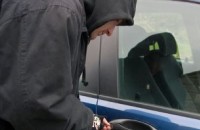 Крадци разбиват автомобили в Казанлък и отмъкват дамски чанти / Новини от Казанлък