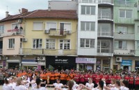 Видео с изявите на казанлъшките танцови формации на “Тъпан бие, хоро се вие“ / Новини от Казанлък