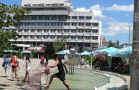 Полицаи разгонваха деца от шадравана на площада днес / Новини от Казанлък