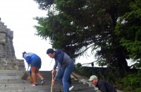 Карагитлиев и младежи почистваха на Шипка / Новини от Казанлък