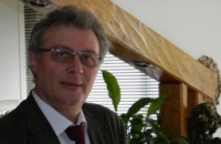 Композитор творящ във Франция направи дарение на Библиотека „Искра” / Новини от Казанлък