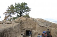 Откриха ритуални есхари и амфори в могилата край Бузовград / Новини от Казанлък