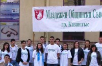 Раздават будилници в Деня на народните будители / Новини от Казанлък