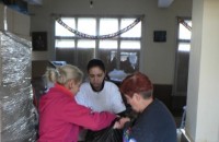 Ромите в Казанлък изхвърлят дарения им боб / Новини от Казанлък