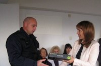 Кметът на община Казанлък награди 7 полицаи с таблети / Новини от Казанлък