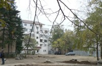 Правят паркинг зад Читалището / Новини от Казанлък