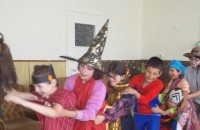 Ученици от ПМГ дариха средства на Центъра за деца с увреждания  / Новини от Казанлък