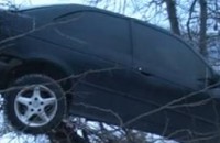 Видео: Автомобил се приземи на дърво  / Новини от Казанлък
