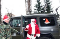 Дядо Коледа пристигна в Казанлък с брониран джип / Новини от Казанлък