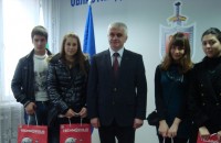 Две деца на загинали полицаи от Казанлък получиха Коледни подаръци / Новини от Казанлък