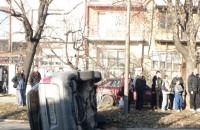 Видео: Автомобил застана на вратите си след катастрофа в Казанлък / Новини от Казанлък