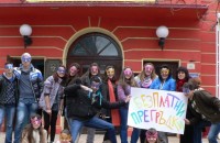 Деца раздаваха прегръдки в центъра на Казанлък / Новини от Казанлък