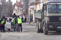 Община Казанлък започна запълване на дупки по улиците / Новини от Казанлък