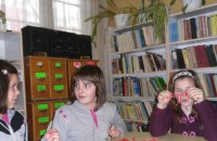 5 дни деца изработват мартеници в Библиотеката / Новини от Казанлък