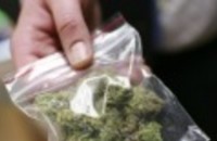 Младеж изхвърлил пакетче трева под носа на полицията / Новини от Казанлък