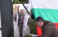 Протестиращите в Казанлък почетоха паметта на самозапалилия се Пламен / Новини от Казанлък