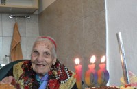 Видео: В Тулово 100 годишна баба посрещна гостите си с песен / Новини от Казанлък