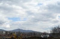 Общината почиства и заравнява района между ж.п. линията и ул. “Кенали“ / Новини от Казанлък