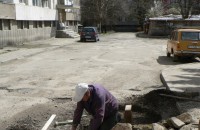 С много мерак и гаранция казанлъчанин запълва дупките в квартала / Новини от Казанлък