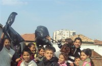 Казанлъшки ученици почистват училището си и засаждат цветя / Новини от Казанлък