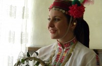 Ансамбълът за народни песни и танци „Искра” гостува в  дома за възрастни хора „Маргарита Асебо” / Новини от Казанлък