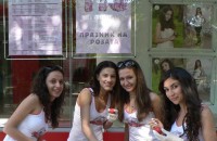 Кандидатките за Царица Роза се превърнаха в атракция, боядисвайки яйца в центъра на Казанлък / Новини от Казанлък