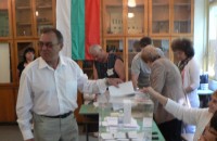 Казанлъшките кандидати от Коалиция за България гласуваха рано, за да посрещнат наблюдатели от ОССЕ / Новини от Казанлък