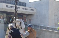 Голо тяло на Христо Песев вече е пред Галерията / Новини от Казанлък