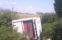 Видео: Хладилен камион катастрофира по пътя за Копринка / Новини от Казанлък