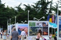 Изложбата на Александър Иванов е вече на площад Севтополис / Новини от Казанлък