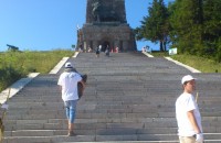 Младежи ГЕРБ за поредна година чистиха на връх Шипка / Новини от Казанлък