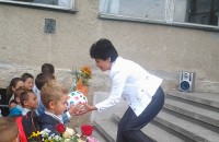 Аксения Тилева с подаръци за учениците от Овощник / Новини от Казанлък