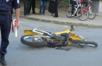 Моторист е с опасност за живота след катастрофа до училище Вапцаров / Новини от Казанлък