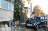 Автомобил се блъсна в жилищна сграда в Казанлък / Новини от Казанлък