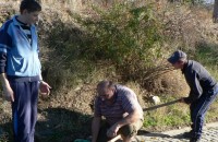 Приятели ремонтираха голяма дупка по пътя за Полицейската школа / Новини от Казанлък