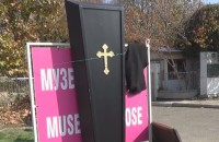 Протестиращите в Института по розата изпращаха излизащите от Казанлък с плакати и  ковчег / Новини от Казанлък