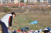 Поляна под ж.п.линията осъмна с десетки чували с използвани дрехи / Новини от Казанлък