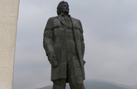 Започнаха спасителните ремонти на паметника на Димитър Благоев / Новини от Казанлък