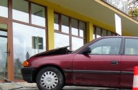 Автомобил се заби в магазин до Розариума / Новини от Казанлък