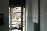 Задържаха мъж потрошил входната врата на казанлъшката болница / Новини от Казанлък