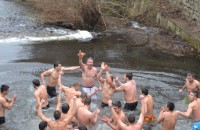 43-годишният Христо Христов спаси Богоявленския кръст в Казанлък / Новини от Казанлък